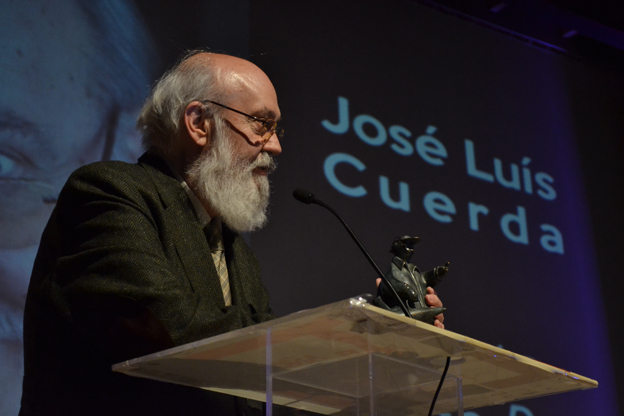 José Luis Cuerda con el premio Florián Rey, durante la clausura del XX FesciLA